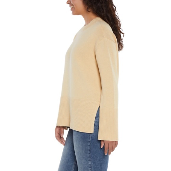 NWOT GAP Women's Cream Crew Neck Sweater PTP: 21”-23” - Picture 2 of 7